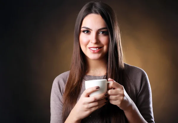 Vacker kvinna med kopp kaffe — Stockfoto