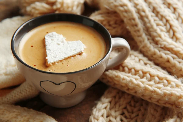 Xícara de café com marshmallow — Fotografia de Stock
