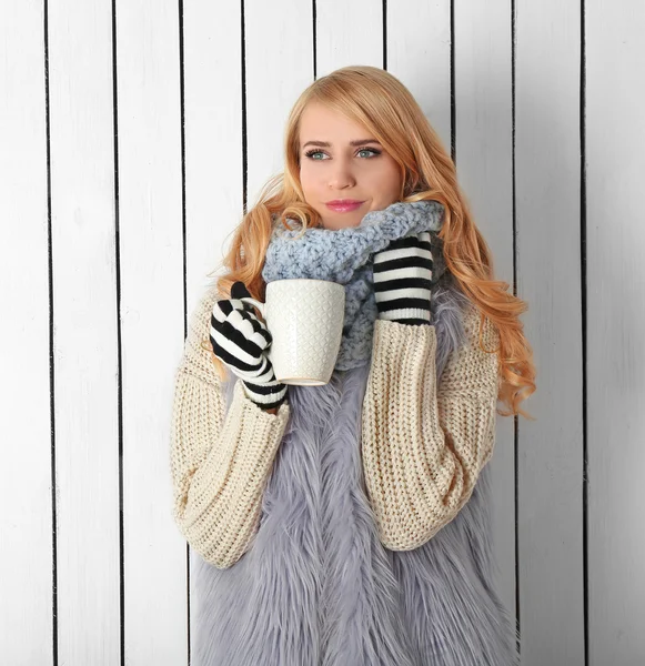 Retrato de invierno de una hermosa mujer rubia —  Fotos de Stock