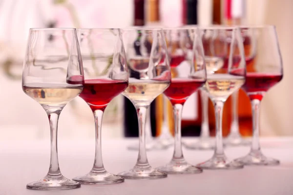Sklenice na víno červené a bílé — Stock fotografie