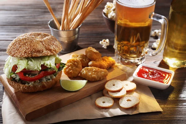 Großer leckerer Hamburger mit Snacks — Stockfoto