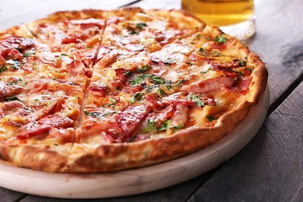 Smaczne pizze i piwa — Zdjęcie stockowe