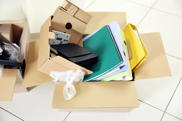 Unpacking cardboard boxes — Stock Photo, Image