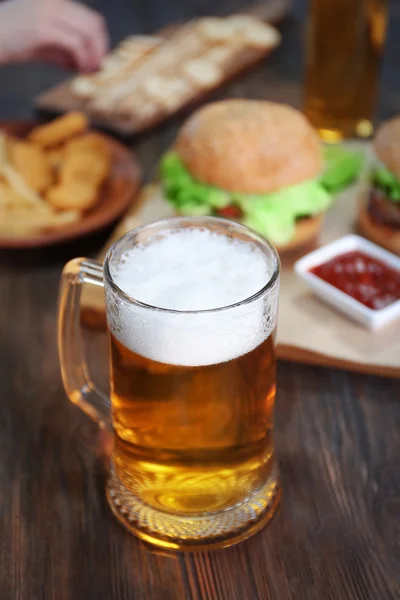 Стеклянная кружка светлого пива с закусками — стоковое фото