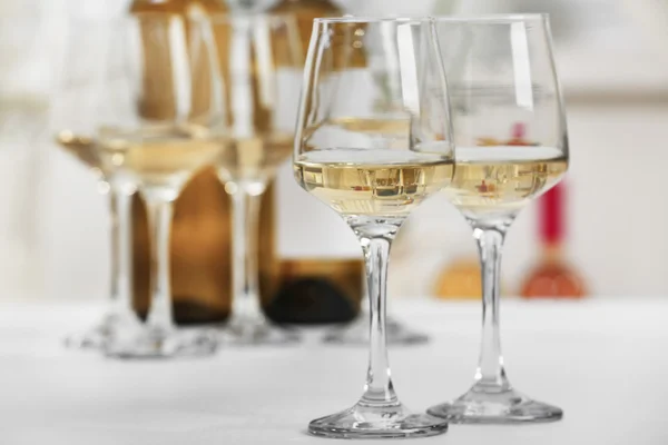 Glazen witte wijn — Stockfoto