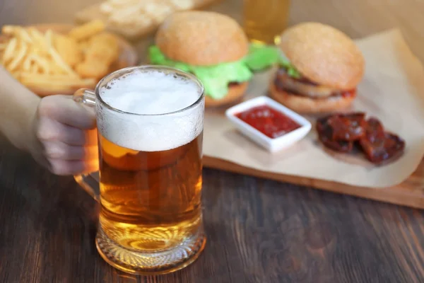 Стеклянная кружка светлого пива с закусками — стоковое фото