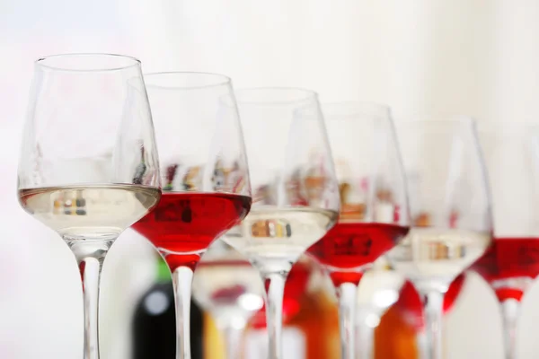 Kieliszki do wina białego i czerwonego — Zdjęcie stockowe
