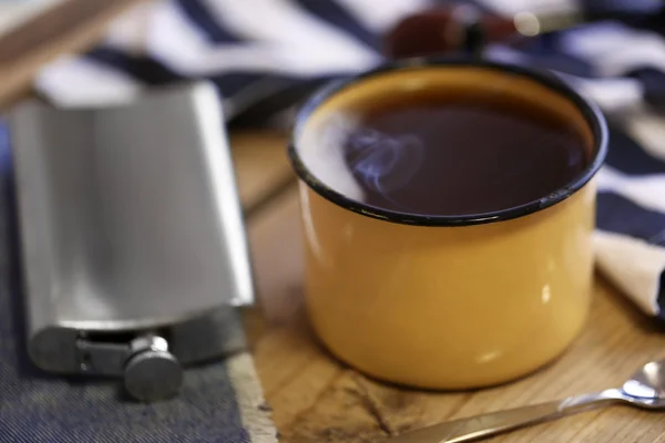 Чашка крепкого кофе с фляжкой на столе — стоковое фото