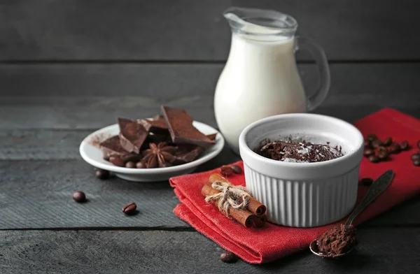 Torta fondente al cioccolato in tazza — Foto Stock