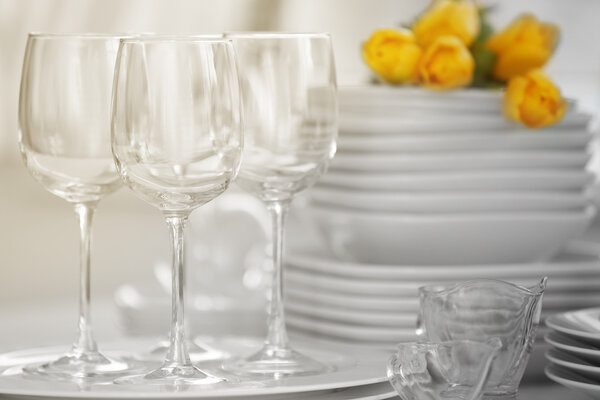 Комплект посуды с желтыми тюльпанами
