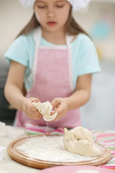 Kleines Mädchen, das den Teig macht. — Stockfoto