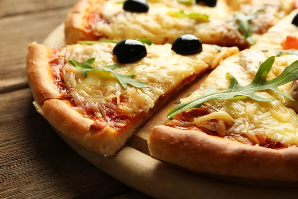 Pizza appena sfornata — Foto Stock