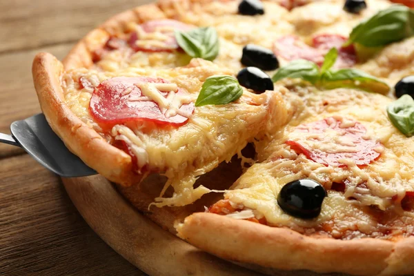 Pizza appena sfornata — Foto Stock