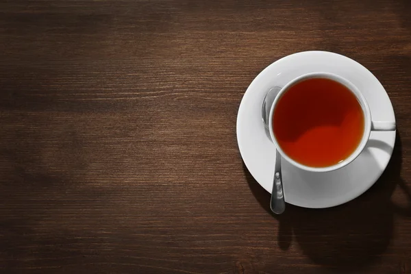 Weiße Tasse mit Tee — Stockfoto