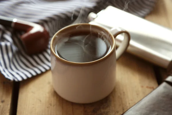 Filiżanki kawy z kolby na stole — Zdjęcie stockowe