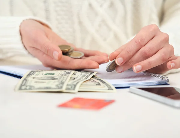 Woman counting money — Stock Photo, Image