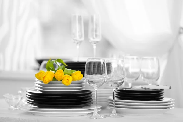 Комплект посуды с желтыми тюльпанами — стоковое фото