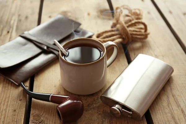 Taza de café fuerte con un frasco en la mesa —  Fotos de Stock