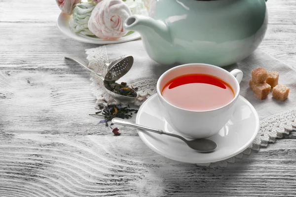 Zwarte thee met keramische gebruiksvoorwerpen — Stockfoto