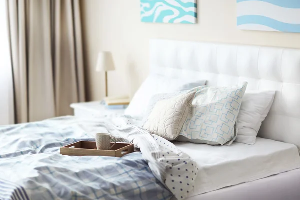 Lichte stijlvolle slaapkamer — Stockfoto