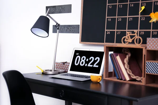 Elegante posto di lavoro di colore scuro — Foto Stock