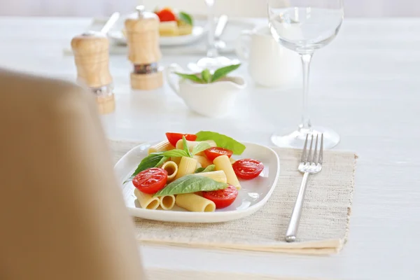 Gekochte Rigatoni-Nudeln mit frischen Tomaten — Stockfoto