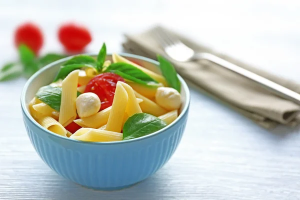 Kokt penne pasta med mozzarella — Stockfoto