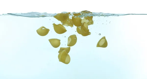 Падаючі макарони у воді — стокове фото
