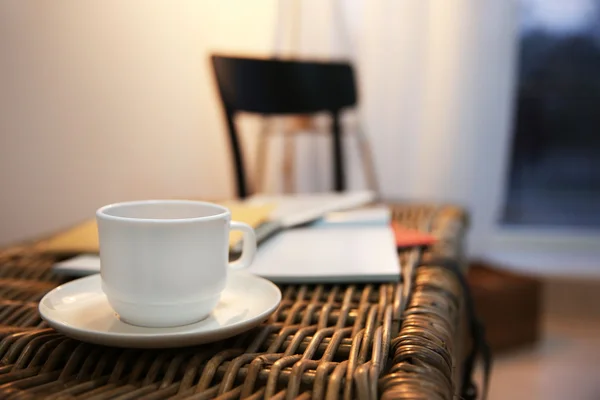 Taza de té en la mesa de mimbre —  Fotos de Stock