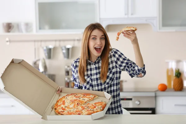 Žena hospodářství horké pizza — Stock fotografie