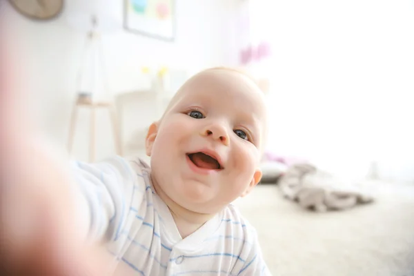 Entzückender kleiner Junge — Stockfoto