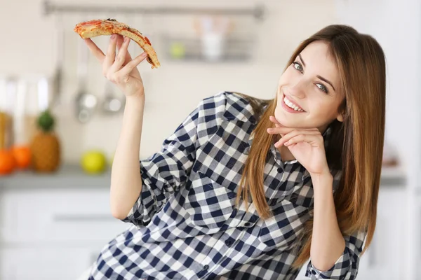 Frau isst Scheibe heiße Pizza — Stockfoto