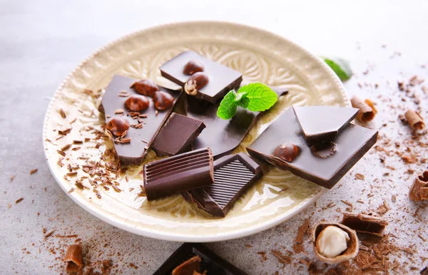 Chocolate preto partido com avelãs — Fotografia de Stock