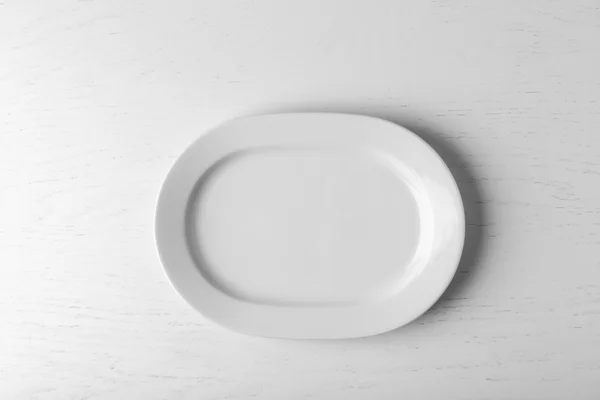 Пустая тарелка на белом — стоковое фото
