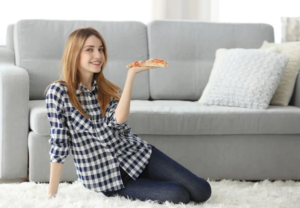 Женщина ест кусок горячей пиццы — стоковое фото