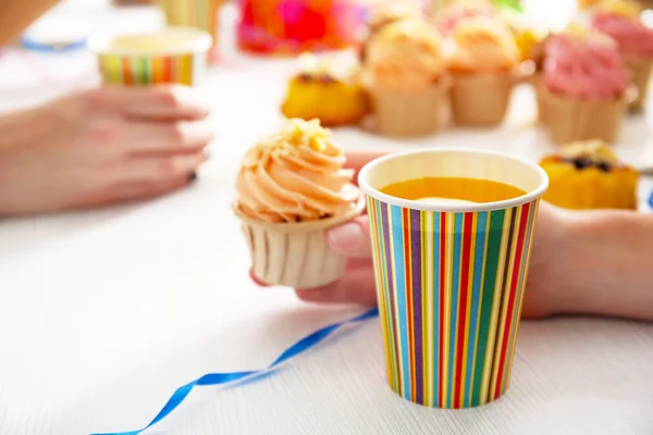 Fête d'anniversaire avec des gâteaux crémeux et du jus — Photo