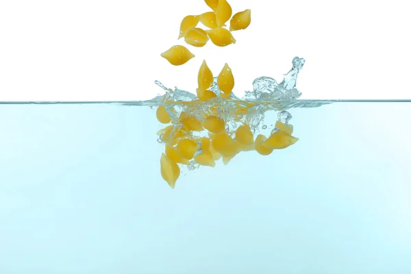 Macarrão conchiglie na água — Fotografia de Stock