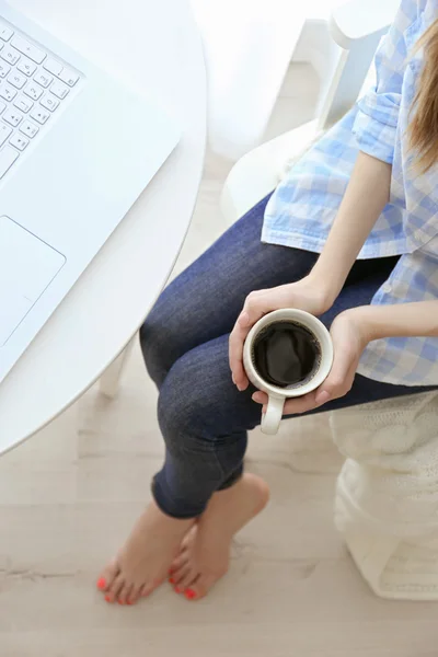 Frau mit Tasse Kaffee. — Stockfoto