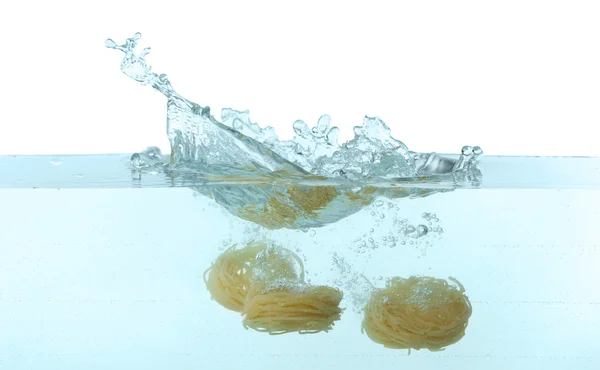 Nudeln fallen ins Wasser — Stockfoto