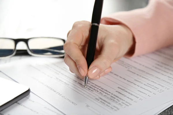 Female hand signing document — Stock Photo, Image