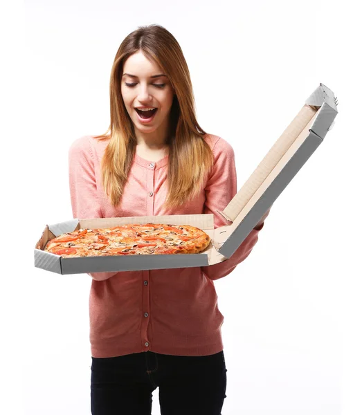 Kvinna anläggning varm pizza — Stockfoto