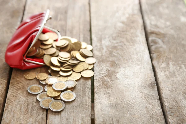 Açık kırmızı çanta ve euro coins — Stok fotoğraf