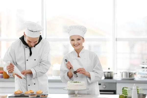 Chefs masculinos y femeninos trabajando —  Fotos de Stock