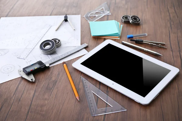 Tablet e ferramentas de engenharia — Fotografia de Stock