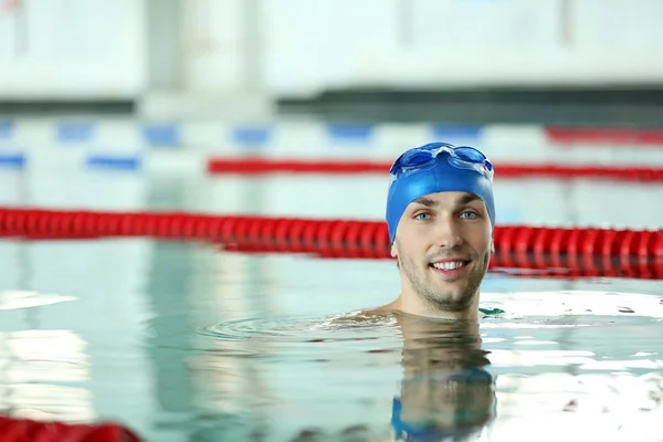 Handsome sporty man in the swimming pool — Stock Photo, Image