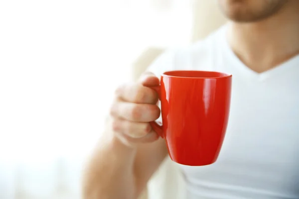 Man holding red cup — Stock Photo, Image