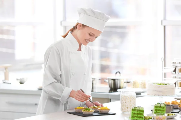 Female chef working at kitchen — Stock Photo, Image