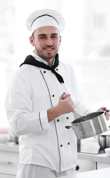 Chef-kok werken bij keuken — Stockfoto