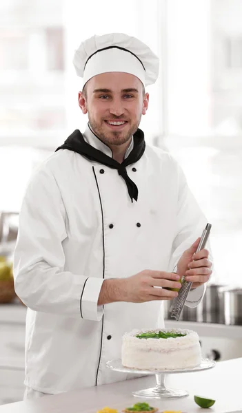 Male chef decorating cake — Stock Photo, Image