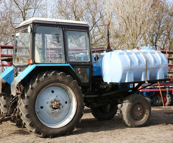 Traktor mit Wassertank — Stockfoto